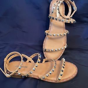 Cushionaire—Strappy studded sandals tan/silver size 7.5